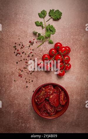 Pomodori secchi, in un recipiente, vista dall'alto, su sfondo marrone Foto Stock