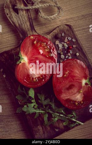 Pomodoro a fette, su un tagliere di legno, sottofondo alimentare, niente persone Foto Stock