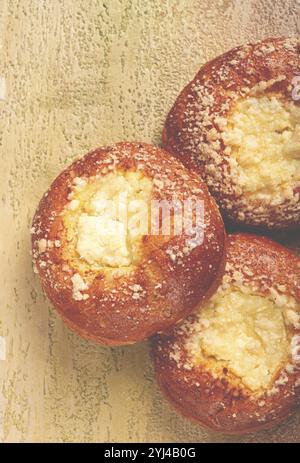 Panino con formaggio fresco, pasticcini, cheesecake, niente gente Foto Stock
