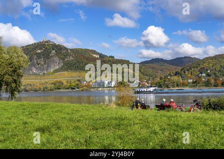 Pista ciclabile sul Drachenfels, una montagna nel Siebengebirge sul Reno tra Bad Honnef e Koenigswinter, con rovine del castello di Drachenfels e barca Foto Stock