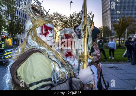 La Zombiewalk di Essen, ad Halloween diverse centinaia di persone, alcune vestite da zombie spaventosi, non morti, camminavano dalla stazione ferroviaria principale fino al quartiere Foto Stock