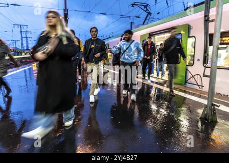 Stazione centrale di Essen, passeggeri in partenza da un treno suburbano, Renania settentrionale-Vestfalia, Germania, Europa Foto Stock