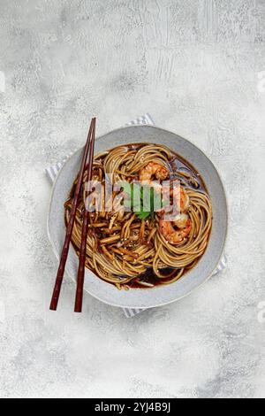 Soba, spaghetti di grano saraceno, con funghi shimeji e gamberi tigre, sesamo, lime, prezzemolo, fatti in casa, niente persone Foto Stock