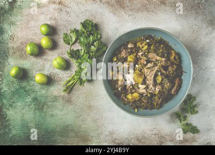 Chakapuli, piatto georgiano, carne stufata con erbe e tkemali, vino bianco, fatti in casa, nessuno Foto Stock