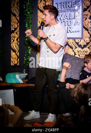 Russell Kane lettura libri e firma evento, Bar Up the Road, Southend © Clarissa Debenham (Film Free Photography) / Alamy Foto Stock