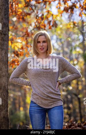 Un bellissimo modello biondo gode del tempo autunnale all'aperto Foto Stock