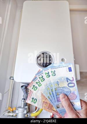 Riscaldamento centrale a gas di casa residenziale e valuta â euro, concetto di efficienza energetica€“ il costo del gas naturale e dell'elettricità è più costoso. Se Foto Stock