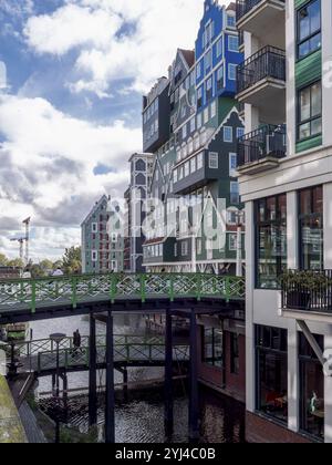 Moderno edificio alberghiero verde come molti piccoli edifici tradizionali impilati dell'Inntel Hotels Amsterdam Zaandam allo Stadhuisplein in una parte moderna Foto Stock