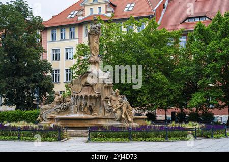 Fontana di Cerere dello scultore Edmund Gomansky in Piazza Ignacy Daszynski a Opole, Voivodato di Opole, Polonia. Foto Stock