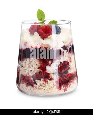 Gustoso dessert trifle. Frutti di bosco, torta di spugne e panna montata in vetro isolata su bianco Foto Stock