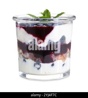 Gustoso dessert trifle. Mirtilli, pan di Spagna e panna montata in vetro isolata su bianco Foto Stock