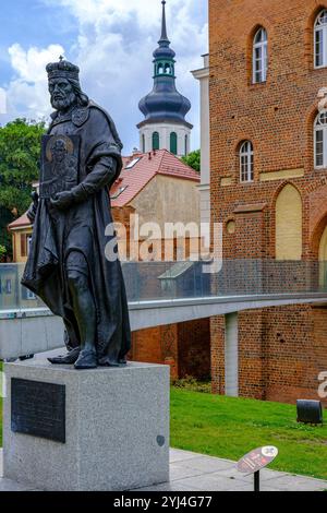 Statua di Wladislao II di Opole di fronte al Castello superiore in Piazza Nicolas Copernico a Opole, Voivodato di Opole, Polonia, solo per uso editoriale. Foto Stock