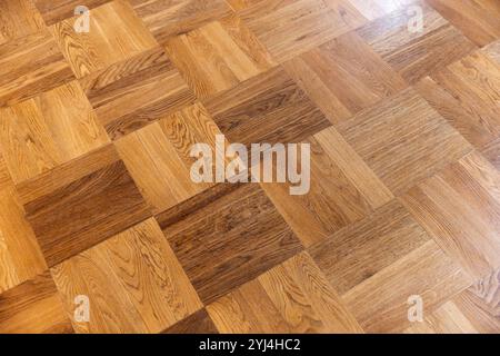 Parquet usato vintage in legno di quercia con motivo geometrico quadrato. Foto di sfondo Foto Stock