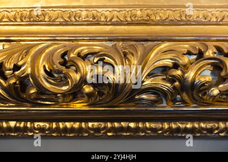 Antico frammento di cornice dorata d'epoca, foto ravvicinata in legno intagliato, vista frontale Foto Stock