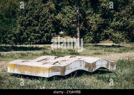 Zagabria, Croazia - 15 agosto 2024: "Tok" (ruscello) di Dora Kovacevic, vicolo delle sculture, sponda del fiume Sava, Zagabria Foto Stock