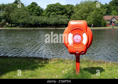 L'anello di salvataggio delle attrezzature di soccorso pubblico posto sulle rive del lago Trenance Boating a Newquay, in Cornovaglia, nel Regno Unito. Foto Stock