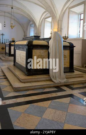 Monastero di Sao Vicente de Fora, Pantheon reale della famiglia Braganca, scultura di una donna che prega di fronte alla tomba di Carlo i, Lisbona, Portug Foto Stock