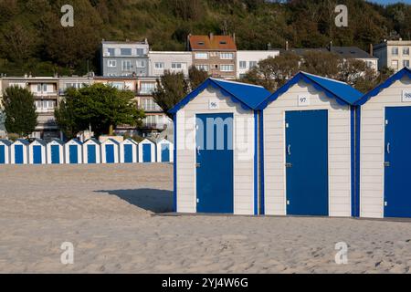 Boulogne-sur-Mer, FR - 23 settembre 2024: File di colorate cabine sulla spiaggia Foto Stock