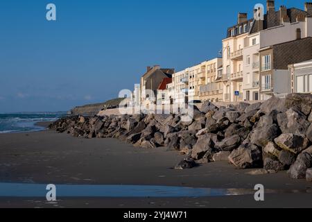 Boulogne-sur-Mer, FR - 23 settembre 2024: Fila di case sul lungomare lungo la riva Foto Stock