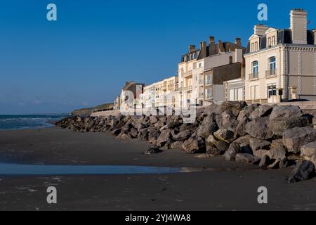 Boulogne-sur-Mer, FR - 23 settembre 2024: Fila di case sul lungomare lungo la riva Foto Stock