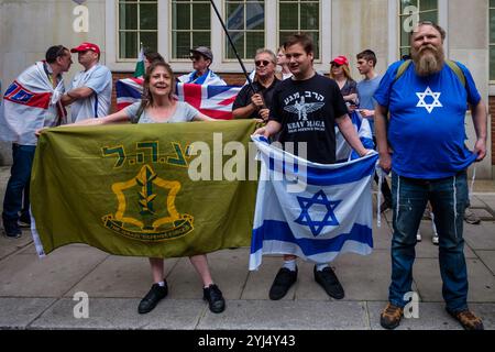 Londra, Regno Unito. 2 giugno 2019. I sionisti e i manifestanti di estrema destra si sono opposti alla marcia annuale del giorno di al Quds a sostegno del popolo oppresso della Palestina al suo inizio al di fuori del Ministero degli interni. L'evento, iniziato in Iran nel 1979, è stato detto dall'Imam Khomeini non riguardava solo Gerusalemme, ma "un giorno per gli oppressi per alzarsi e lottare contro gli arroganti”. Come al solito ci sono state proteste contro l'evento da parte di gruppi sionisti e di destra che hanno cercato di bloccare la marcia ma sono stati costretti a continuare a muoversi lentamente di fronte ad essa dalla polizia. Foto Stock