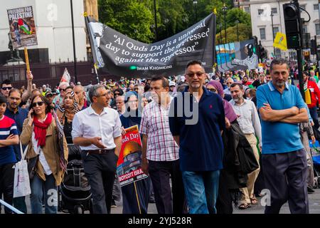 Londra, Regno Unito. 2 giugno 2019. Uno degli striscioni più grandi sulla marcia annuale del giorno al Quds a sostegno del popolo oppresso della Palestina riporta una citazione dell'Imam Khomeini che ha iniziato l'evento, iniziato in Iran nel 1979. Ha detto che era "un giorno universale per sostenere gli oppressi contro l'oppressore”. Come al solito ci sono state proteste contro l'evento da parte di gruppi sionisti e di destra che hanno cercato di bloccare la marcia ma sono stati costretti a continuare a muoversi lentamente di fronte ad essa dalla polizia. Foto Stock