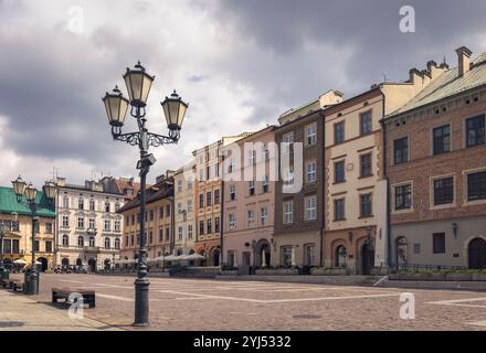 Esplora la pittoresca architettura di Little Market Square, dove la storia incontra la vita moderna, Cracovia, Polonia Foto Stock