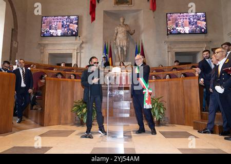 13 novembre 2024, Roma, Italia: Il cantautore italiano Antonello Venditti e il sindaco di Roma Roberto Gualtieri durante la cerimonia di premiazione del lupo Capitolino all'interno della sala Giulio Cesare del Campidoglio di Roma (Credit Image: © Matteo Nardone/Pacific Press via ZUMA Press Wire) SOLO USO EDITORIALE! Non per USO commerciale! Foto Stock