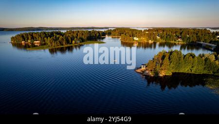 Paesaggio droni isola di Rono e Varnisaary nel lago kallavesi finlandia orientale Kuopio , Europa Foto Stock