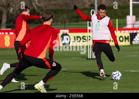 PONTYCLUN, REGNO UNITO. 13 novembre 2024. Brennan Johnson del Galles durante una sessione di allenamento presso il resort vale in vista della partita della UEFA Nations League 2025 contro la Turchia al Kadir Has Stadium il 16 novembre (PIC di John Smith/FAW) credito: Football Association of Wales/Alamy Live News Foto Stock