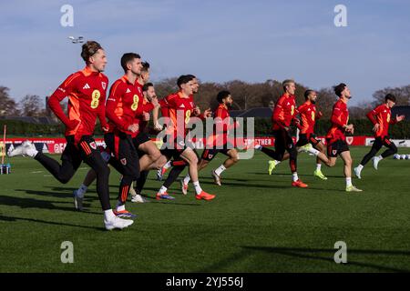 PONTYCLUN, REGNO UNITO. 13 novembre 2024. Squadra del Galles durante una sessione di allenamento presso il resort vale in vista della partita UEFA Nations League 2025 contro la Turchia al Kadir Has Stadium il 16 novembre (PIC di John Smith/FAW) credito: Football Association of Wales/Alamy Live News Foto Stock