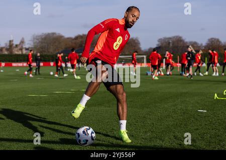 PONTYCLUN, REGNO UNITO. 13 novembre 2024. Sorba Thomas del Galles durante una sessione di allenamento presso il resort vale in vista della partita della UEFA Nations League 2025 contro la Turchia al Kadir Has Stadium il 16 novembre (PIC di John Smith/FAW) credito: Football Association of Wales/Alamy Live News Foto Stock