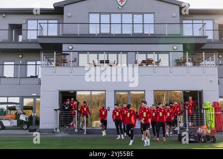 PONTYCLUN, REGNO UNITO. 13 novembre 2024. Squadra del Galles durante una sessione di allenamento presso il resort vale in vista della partita UEFA Nations League 2025 contro la Turchia al Kadir Has Stadium il 16 novembre (PIC di John Smith/FAW) credito: Football Association of Wales/Alamy Live News Foto Stock