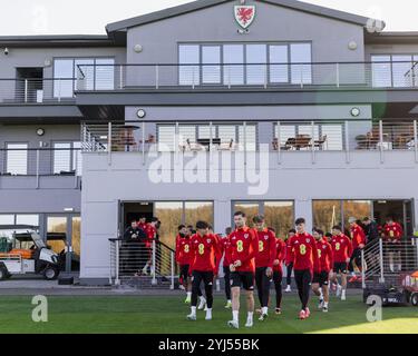 PONTYCLUN, REGNO UNITO. 13 novembre 2024. Squadra del Galles durante una sessione di allenamento presso il resort vale in vista della partita UEFA Nations League 2025 contro la Turchia al Kadir Has Stadium il 16 novembre (PIC di John Smith/FAW) credito: Football Association of Wales/Alamy Live News Foto Stock