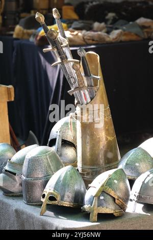 Armi giocattolo e caschi in fiera Foto Stock