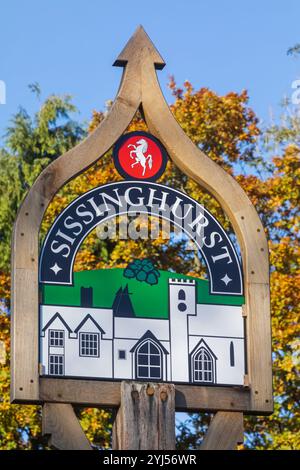 Inghilterra, Kent, Sissinghurst, Sissinghurst Village Sign Foto Stock