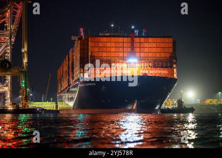 Arrivo nel Regno Unito, di notte, della nave container tedesca Hapag-Lloyd Hamburg Express, al porto di Southampton. Foto Stock