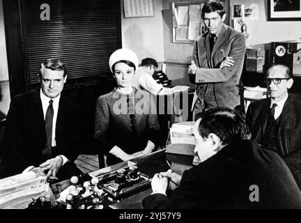 CARY GRANT, AUDREY HEPBURN e JAMES COBURN in CHARADE (1963), diretto da STANLEY DONEN. Credito: FOTO UNIVERSALI / album Foto Stock