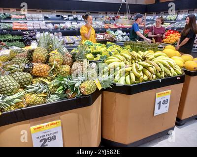 Toronto, ON, Canada - 23 agosto 2024: Vista al coperto del reparto prodotti nel negozio di alimentari No Frills in Canada. Foto Stock