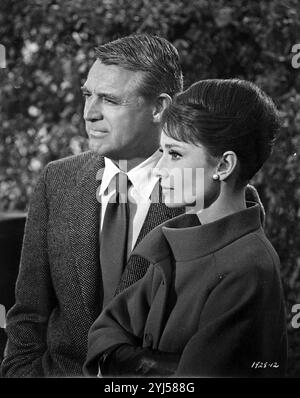 CARY GRANT e AUDREY HEPBURN in CHARADE (1963), diretto da STANLEY DONEN. Credito: FOTO UNIVERSALI / album Foto Stock