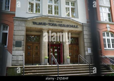 Amburgo, Germania. 15 luglio 2024. Vista della scuola ebraica Talmud-Tora-Realschule nel quartiere di Grindel. Crediti: Marcus Brandt/dpa/Alamy Live News Foto Stock