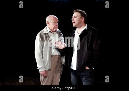 l-r: Timothy West (Salter), Samuel West (Bernard) in UN NUMERO DI Caryl Churchill alla Menier Chocolate Factory, Londra SE1 04/10/2010 design: Paul Wills illuminazione: Oliver Fenwick regista: Jonathan Munby Foto Stock