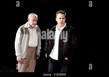 l-r: Timothy West (Salter), Samuel West (Bernard) in UN NUMERO DI Caryl Churchill alla Menier Chocolate Factory, Londra SE1 04/10/2010 design: Paul Wills illuminazione: Oliver Fenwick regista: Jonathan Munby Foto Stock