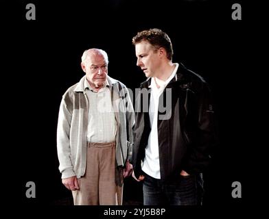 l-r: Timothy West (Salter), Samuel West (Bernard) in UN NUMERO di Caryl Churchill alla Menier Chocolate Factory, Londra SE1 04/10/2010 design: Paul Wills illuminazione: Oliver Fenwick regista: Jonathan MunbyA NUMERO DI Caryl Churchill design: Paul Wills illuminazione: Oliver Fenwick regista: Jonathan Munby Foto Stock