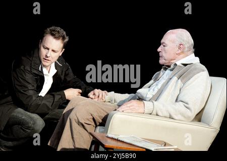 l-r: Samuel West (Bernard), Timothy West (Salter) in UN NUMERO DI Caryl Churchill alla Menier Chocolate Factory, Londra SE1 04/10/2010 design: Paul Wills illuminazione: Oliver Fenwick regista: Jonathan Munby Foto Stock