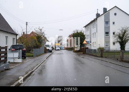 Langweid, Baviera, Germania - 13 novembre 2024: Immagine simbolica dei cambiamenti climatici e delle nevicate in Baviera. Precipitazioni su una strada in un villaggio *** Symbolbild Wetterumschwung und Schneefall a Bayern. Niederschlag auf einer Straße in einem Dorf Foto Stock