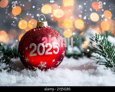 Un ornamento natalizio rosso con il numero 2025 Foto Stock