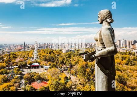 Erevan, Armenia - 19 ottobre 2024: Vista aerea ravvicinata della statua di madre Armenia. Personificazione femminile dell'Armenia. Famoso alto e monumentale stat Foto Stock