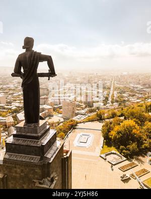 Erevan, Armenia - 19 ottobre 2024: Veduta circolare aerea statua di madre Armenia. Personificazione femminile dell'Armenia. Famosa alta statua monumentale Foto Stock