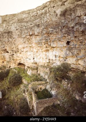 Volo aereo sopra il complesso monastico del monastero di Horomayr nella provincia di Lori in Armenia, il villaggio di Odzun. Monastero annidato tra roccia e scogliera esca Foto Stock